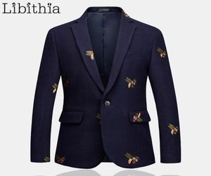 Мужской пиджак на одной пуговице с вышивкой пчелы на свадьбу Smart Casual Slim Fit Jacket Высокое качество Большой размер 6XL Темно-синий Одежда Мужской T208 Y1422769