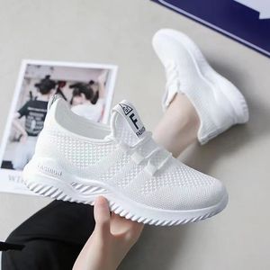 Gai gai popüler gai koşu ayakkabı tasarımcısı kadın koşu ayakkabıları erkekler düz siyah ve beyaz015742