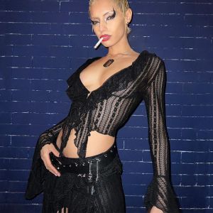 Camicia Goth Dark Cyber Gothic Punk Mesh Camicette con volant sexy Y2k Manica svasata Scollo a V Vedere attraverso Camicie Bodycon Fashion Party Crop Tops