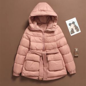 Płaszcz Kurtka kobiet 2023 Zima Nowy swobodny płaszcz z paskiem z ciepłą kołdrą Pink Pinta Ladies Light Portable WindProof odzież wierzchnią