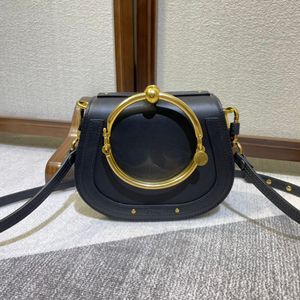 Designväska lyx och fashionabla metallring slät kalvskinn skarvade mocka armband stil handhållna crossbody väskor högkvalitativa fasta färg axelväskor