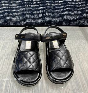 Sandali di lusso firmati parigini donna 2024 Estate Nuovo canale sandalo da donna Casual vacanza al mare Slide trapuntato in pelle pantofola romana ff Scarpe