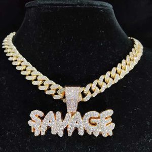 Naszyjniki wiszące mężczyźni kobiety Hip Hop Savage Letters Naszyjnik z łańcuchem kubańską 13 mm Bling Hiphop Fashion Biżuteria 230613