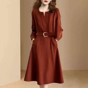 Light Luxury Temperament V-Neck Design Sense Slim Fit Dress for Women våren 2024, New Lace Up midjan Slimming A-Line kjoltrend
