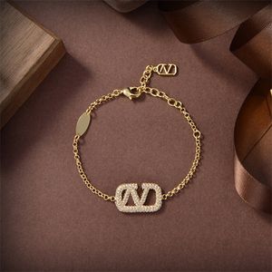 Woman Charm Bracelets V Letter Designer Brand Pearl Fashion Luxury Vlogo Chain Bracelet Jewelry Women Valentinolies Diamond Metal Bracelet 32