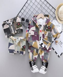 Vestiti del neonato 2020 Primavera Autunno Moda Abbigliamento per bambini Set Camouflage JaketSweaterPants 3PCS Outfit Abbigliamento per bambini Suit Y11613477891