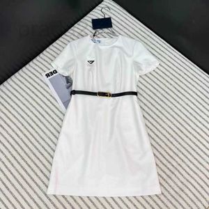 Grundläggande casual klänningar designer trendiga märke tidigt vår ny väst a-line hemklänning med läderbälte för bantning av triangel logotyp väst kjol 3vt3