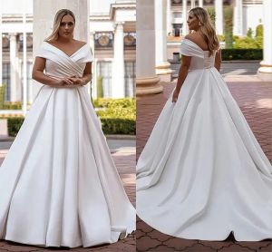 Plus Size V Neck Off Shoulder En linje Bröllopsklänningar Enkel vit satin Elegant brudklänningar med N-snörning Back Bride Robes Vestidos de Novia