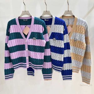 Cardigan lavorato a maglia a righe con scollo a V di inizio autunno del designer MIU per maglione di lana da donna, cappotto con lettere per l'autunno e l'inverno, capispalla 2GVQ