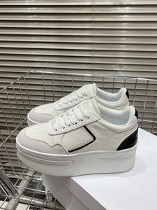 Nuove sneakers casual Piccole scarpe bianche per coppia di designer di lusso da donna con suola spessa