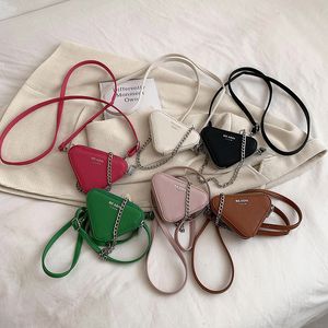 Stilista di moda per bambini Ragazze Borse a triangolo Borse a tracolla di lusso di alta qualità per bambini Borsa a tracolla in pelle PU per bambini Borsa a tracolla per rossetto Donna casual Hobo Clutch Tote