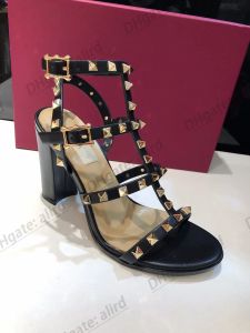 Sandálias femininas designer saltos sandália verão chinelo slide sapatos novo parafuso prisioneiro de couro nu feminino rebite grosso versátil moda