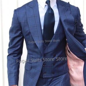 スーツビジネスネイビーブルーの格子縞の結婚式スーツのスリムフィットピークラペルグルームタキシード3ピースセットエレガントな男性ブレザーコスチュームhomme