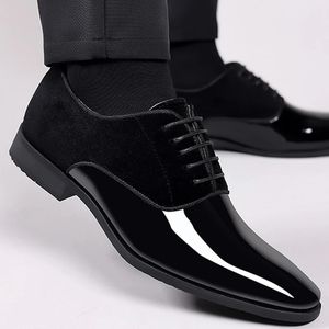 Klassiska PU Patent Leather Shoes for Men Casual Business Lace Up Formal Office Work Man Party Wedding Oxfords 240223