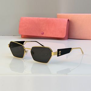 330 Designerin Miui Ladies Sonnenbrille einzigartiger Charme Neuer europäischer amerikanischer Stil moderner Trend rechteckiger Sonnenbrillen Libelle Fliege Geschmack ausreichend Zucker in Exportoptimistisch