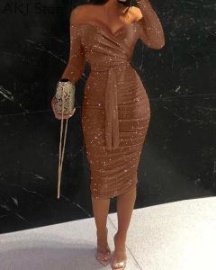 Kleid Sexy braunes glitzerndes, schulterfreies, figurbetontes Kleid mit Schnürung vorne und Rüschen