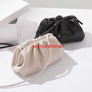 Leather Cluth Bags Botteg Veneta Bagouch Bag YJ Autumnwinter Fashion Propostorile Cloud Bag Womens Bag New 2024 Plateed Bag One Crossbody Tidal Bago Logo Hbtx