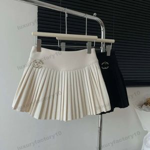 Verão 2 cores saia feminina carta de metal cintura alta saia plissada anti-gare fina mini saias femininas