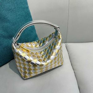 Gewebte Lunchbox-Tasche mit echtem Leder, Frühling/Sommer, neue High-End-Handtasche, modische, vielseitige One-Shoulder-Unterarmtasche für Damen 240305