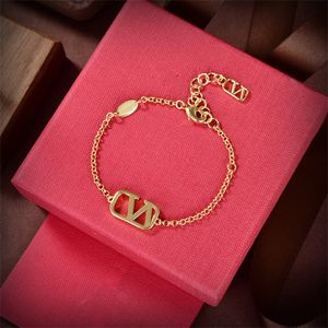 Woman Charm Bracelets V Letter Designer Brand Pearl Fashion Luxury Vlogo Chain Bracelet Jewelry Women Valentinolies Diamond Metal Bracelet 44