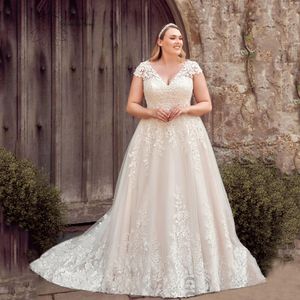 Plus Size Lace A Line Wedding Dresses V-neck Short Sleeves Elegant Bridal Gowns Corset Sweep Train Appliques Cream Bride Dress 2024