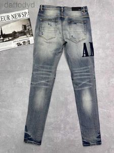 Jeans masculinos HM120013 de alta qualidade Mens jeans angustiado jean rock skinny rasgado buraco listra moda cobra bordado calças jeans 240305