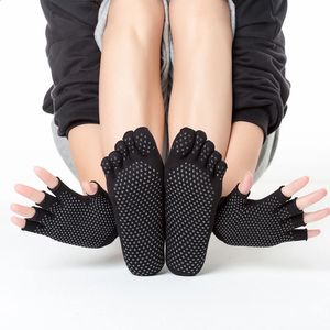 Womens Yoga Socks Fitness Barre Pilates Training Wear Non Slip Yoga Accessories Handskar Strumpor med silikonprickar Anti-Skid 240220