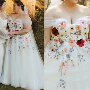 Plus Size Wedding Dress Off The Shoulder Ivory Tulle A Line Bridal Gowns Colorful Floral Lace Appliques Lace-Up Back Romantic Spring Summer Garden Bride Dresses 2024