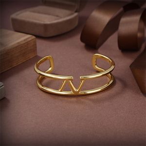Designer Woman Men Bangle V Luxury Fashion Märke Letter V Metal Gold Armband Women Man Valentinolies Open Armband Jewelry Gift 34