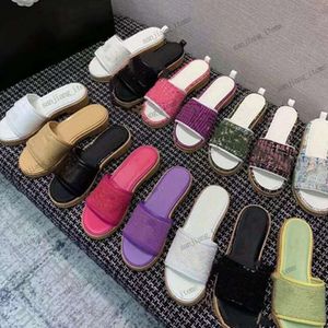 2024 Kalın Alt Terlik Tüvit Slaytlar Tasarımcı Sandalet Yaz Kadın Ayakkabıları Kız Lady Örgü Örgü Düz Fırformlar Düz Katırlar Altın Zincir Harf Flip Flops Sneaker