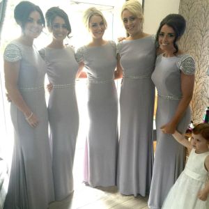 2024 Uzun Gri Nedime Elbiseler Kapak Kol Beadings Bel Zemin Uzunluğu Kılıf Kıçları Parti Önlükleri Düğün Konuk Elbisesi Özel Boyut