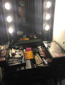 Rolling Studio Make-up-Artist-Kosmetikkoffer mit 6 x 40-W-Glühbirnen, verstellbarem Beinspiegel, Kosmetiktisch in Schwarz, Zugtisch 5426608