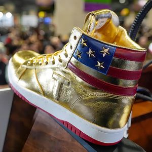 2024 Nya män Designerskor Trumpes ger aldrig upp hög-topp casual skor Stylish Presidential Sneakers för formellt slitage och utomhus komfortstorlek 39-45 snörningslåda bra