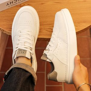 Högkvalitativa män casual skor äkta läder män sneakers handgjorda manliga vulkanisera skor lyxiga lätt yttersula mode skate skor tränare aa0028