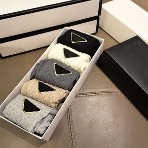 デザイナーレディースソックス5組のスタイリッシュなスポーツレターP印刷された靴下刺繍純綿の通気性と箱