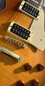 Niestandardowa gitara elektryczna, czerwone logo i pakiet ciała, matowy, czarny kaset EMG, piorun