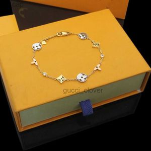 braccialet designer donne piccole lettere fiorite piastra rosa fascino braccialetto femminile di alta qualità personalizza gioielli raffinati per ragazza regalo con scatola