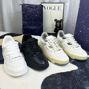 Nya designerskor män nödställda effekt läder sneakers mode plattform basket sneaker kvinnor gummi grepp skript casual skor tränare med ruta 532