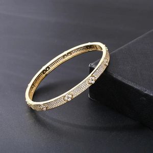 Bangle 18k Guldplätering med fyrblad blommorformade armband för kvinnor full zirkon öppen modedesigner inspiration smycken