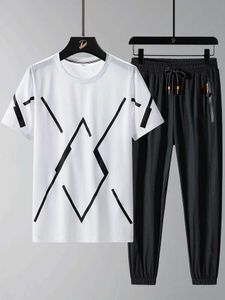 MEN MAWN TRACHSUITS 2022 NEW MANS TRACHESSUTS بالإضافة إلى حجم الأزياء T-Shirt+PANTS 2 قطعة مجموعة من البلوزات غير الرسمية للرجال 8XL J240305