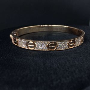 Elegant 18K guldarmbandarmband med glittrande runda briljant snittade diamant accenter för kvinnor