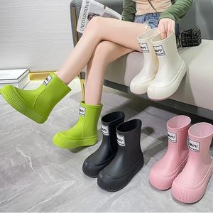 Trend Mid Tube Rainboots Bekväma mode Kvinnsåtriktat icke-halklist Lätt mjuk slitstempost Tjock sula Solid Rain Shoes 240228