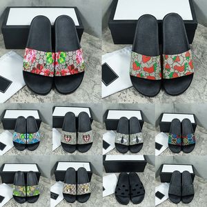 Rozmiar 36-46 Projektanci Slajdy dla mężczyzn kobiety Geranium Slajdy Floral Flats Platforme Sandals Gumowe Brocade Slides Mule Flip Flip Flops Beach Slipper Bezpłatne suwaki