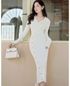 Casual Dresses 2024 Fashion Winter Side Knappar Tröja Stickad klänning Elegant Kvinnor Lapel Collar Solid Stretch Bodycon Pencil Midi kläder