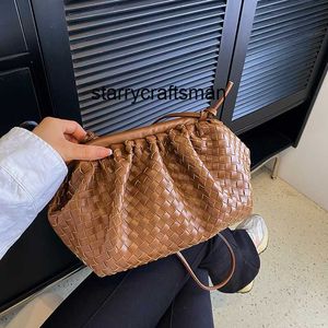 Italien påsar hangbag Botteg Venet L 2024 Nytt mode mångsidigt Instagram vävd liten väska med stor kapacitet molnpåse förenklad en axel crossbody väska