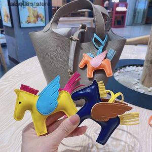 Schlüsselanhänger Schlüsselanhänger Lanyards Großhandel Luxus PU Leder Engelsflügel Pferd Sie Schlüsselanhänger Anhänger für Damen Mini Pony Rodeo Taschenanhänger Zubehör Ornament