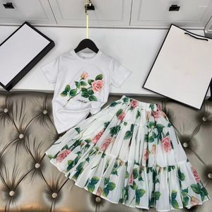 Set di abbigliamento BF5122 T-shirt estiva a maniche corte per bambina Completo gonna bianca Set di fiori grandi Bambini di marca