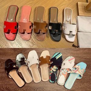 Fashion Luxury Flat Slides Sandals Famous Designer Women Calfskin Leather Slippers Black White Red Brown Pink Rose Green Woman Sandale Ladies Beach Shoes Sliders