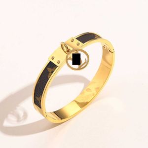Armband Style Armband Kvinnor Bangle Designer Letter Smycken Faux Leather Plated Wristband Cuff Smycken Tillbehör S070 24022811