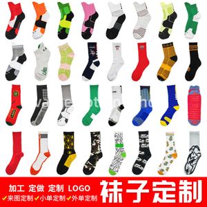 Strumpor Fashion Casual Mens and Womens Sports Socks Mid Tube Pure Cotton Basketball Football Socks Mönster kan användas